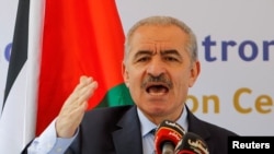 El primer ministro palestino, Mohammad Shtayyeh, pronuncia un discurso durante la ceremonia de apertura de una planta de tratamiento de aguas residuales, en Tayasir, Cisjordania ocupada por Israel, el 24 de marzo de 2021. 