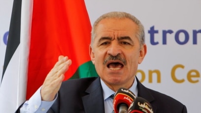 El primer ministro palestino, Mohammad Shtayyeh, pronuncia un discurso durante la ceremonia de apertura de una planta de tratamiento de aguas residuales, en Tayasir, Cisjordania ocupada por Israel, el 24 de marzo de 2021. 