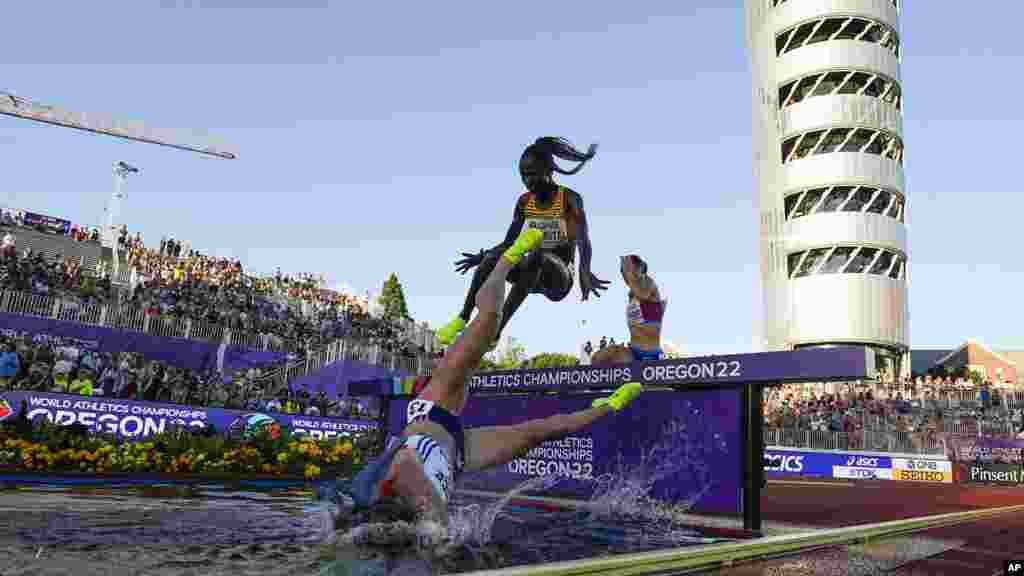 Pelari&nbsp;Alice Finot dari Prancis terjatuh pada final lomba lari halang rintang 3.000 meter putri di Kejuaraan Atletik Dunia di Eugene, Oregon, AS. (Foto: AP)&nbsp;