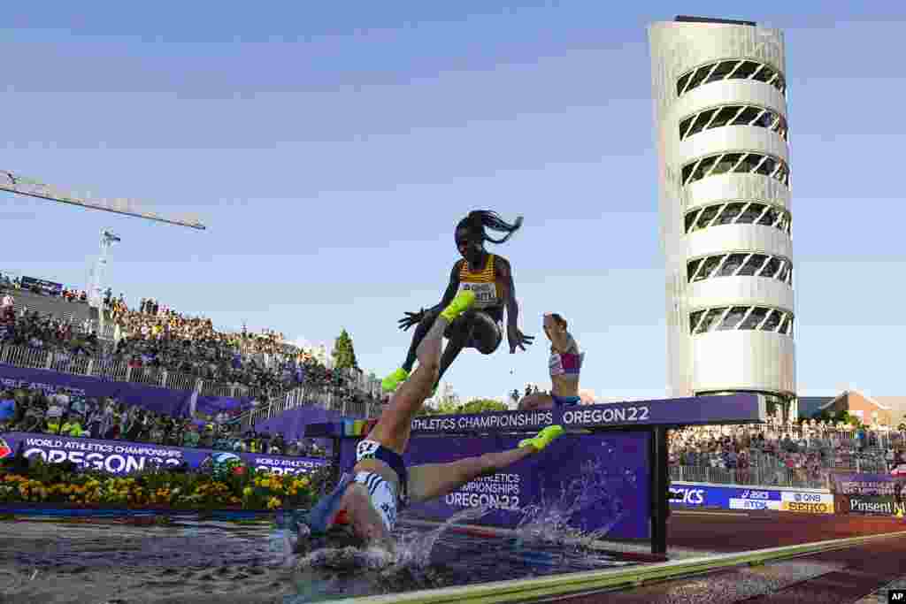 Alice Finot of France falls in the women&#39;s 3000-meter steeplechase final at the World Athletics Championships, July 20, 2022, in Eugene, Oregon, U.S.