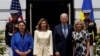 El presidente de EEUU, Joe Biden, y la primera dama estadpounidense, Jill Biden (der), dan la bienvenida a la primera dama de Ucrania, Olena Zelenska (centro), y a la embajadora de Ucrania en EEUU, Oksana Markarova, (izd) en la Casa Blanca, el 19 de julio de 2022.
