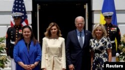 El presidente de EEUU, Joe Biden, y la primera dama estadpounidense, Jill Biden (der), dan la bienvenida a la primera dama de Ucrania, Olena Zelenska (centro), y a la embajadora de Ucrania en EEUU, Oksana Markarova, (izd) en la Casa Blanca, el 19 de julio de 2022.