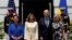 El presidente de EEUU, Joe Biden, y la primera dama estadpounidense, Jill Biden (der), dan la bienvenida a la primera dama de Ucrania, Olena Zelenska (centro), y a la embajadora de Ucrania en EEUU, Oksana Markarova, (izd) en la Casa Blanca, el 19 de julio de 2022.