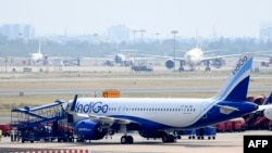 Sebuah penerbangan IndiGo terlihat di Bandara Domestik Kamaraj di Chennai pada 25 Mei 2020. (Foto: AFP)