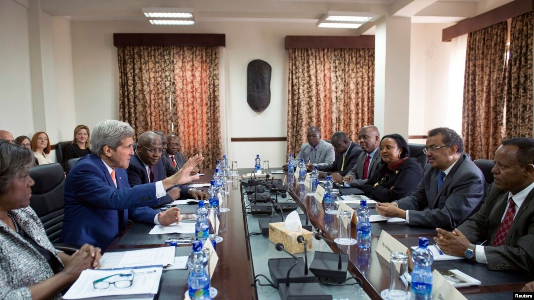 Menlu AS John Kerry (dua dari kiri) dalam pertemuan dengan Menlu Ethiopia Tedros Adhanom (dua dari kanan), Menlu Kenya Amina Mohamed (tiga dari kanan) dan Menlu Uganda Sam Kutesa (kanan) di Addis Ababa (1/5).