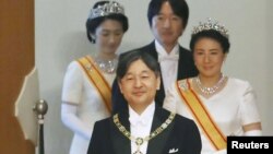 Kaisar Jepang Naruhito, Permaisuri Masako, Putra Mahkota Akishino dan Putri Mahkota Kiko menghadiri ritual “Kenki-to-Shokei-no-gi” atau upacara untuk menerima warisan regalia dan stempel kerajaan di Istana kekaisaran di Tokyo, Jepang, 1 Mei. 2019. (Foto: Kyodo via Reuters)