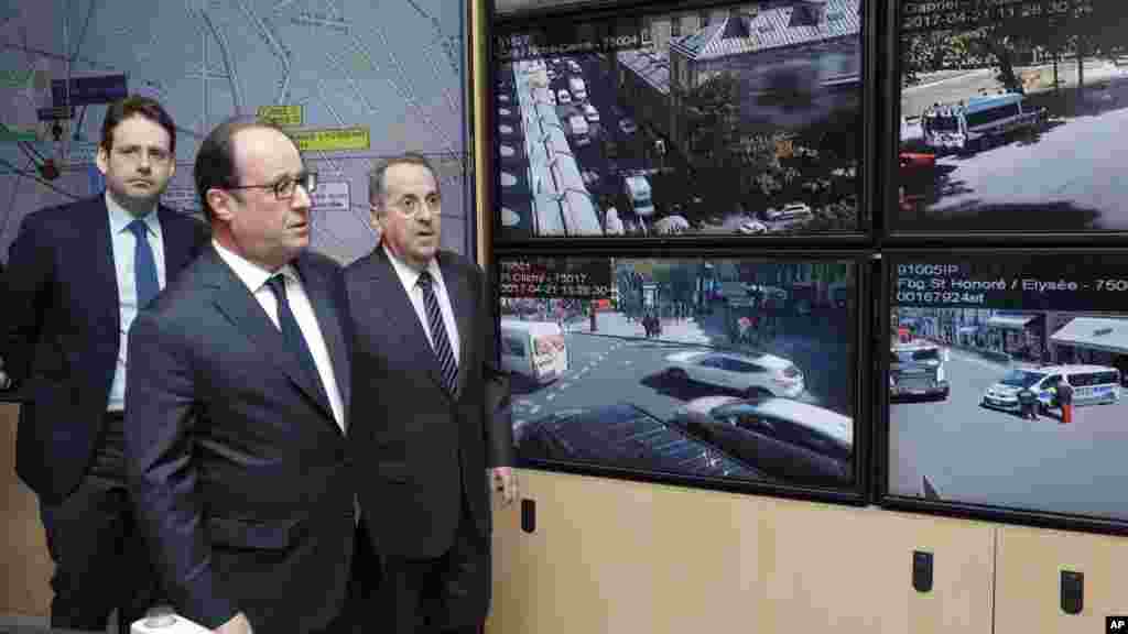 Le président français François Hollande visite le quartier général de la police de Paris avec le ministre de l'Intérieur, Matthias Fekl, le 21 avril 2017.