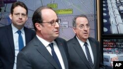Le président François Hollande, au centre, 21 avril 2017.