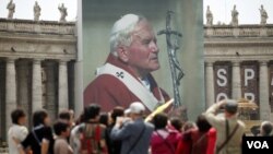 Una gigantesca imagen de Juan Pablo II presidirá la ceremonia en la Plaza de San Pedro.