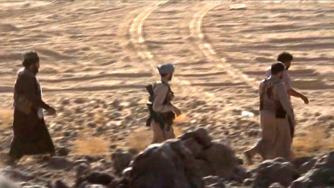Para pejuang yang setia kepada pemerintah Yaman yang didukung Saudi, berpatroli di sepanjang garis depan Mashgah, dekat kota Marib timur laut, 5 April 2021. (Foto: AFPTV / AFP)