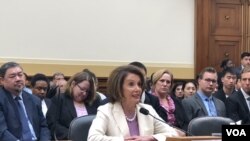 2019年6月4日，美国国会议长佩洛西（House Speaker Nancy Pelosi, D-CA）出席天安门事件30周年听证会。（美国之音记者李逸华拍摄）