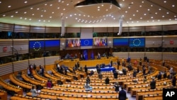 El primer ministro de Portugal, Antonio Costa, el presidente del Parlamento Europeo, David Sassoli, y la presidenta de la Comisión Europea, Ursula von der Leyen, desde la izquierda, y legisladores europeos en el Parlamento Europeo, en Bruselas.