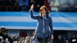 La expresidenta argentina Cristina Fernández saluda a seguidores durante una concentración en Buenos Aires el 20 de junio de 2017. Un empresario confirmó el lunes 6 de agosto de 2018 que pagó a funcionarios del gobierno de Fernández para campañas electorales a cambio de contratos de obras públicas. 