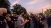 Des gens assistent à une veillée aux chandelles pour rendre hommage à la directrice de la photographie Halyna Hutchins, qui a été accidentellement tuée par un pistolet à hélice tiré par l'acteur Alec Baldwin à Burbank, Californie, Etats-Unis, le 24 octobr