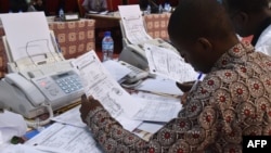 Membres de la Commission électorale vérifiant les résultats du scrutin présidentiel du 21 mars 2016 au Palais des Congrès à Niamey.