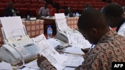 Les membres de la Commission électorale indépendante du Niger (CENI) vérifient les résultats des élections présidentielles du 21 mars 2016 au Palais des Congrès de Niamey, 22 mars 2016. (Archives)