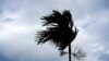"El huracán se moverá peligrosamente cerca de la costa este de Florida desde lunes por la noche hasta martes por la noche", advirtió el Centro Nacional de Huracanes de EE.UU.