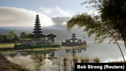 Matahari pagi menyinari Pura Ulun Danu Bratan, yang dibangun di pulau-pulau kecil di Danau Bratan, dekat Desa Candikuning di Bali Tengah. (Foto: REUTERS/Bob Strong)