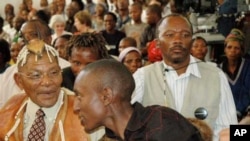 Le leader Bushman leader Roy Setsana (à gauche) et sa communauté ont trainé le gouvernement en justice pour exiger l'accès à un point d'eau dans un parc naturel