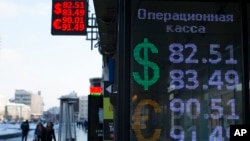 Màn hình hiển thị tỷ giá hối đoái của đồng rúp Nga với đồng đôla Mỹ và đồng euro, ở Moscow, Nga, 21/1/2016. Đồng tiền Nga đang mất giá giữa lúc nền kinh tế nước này gặp nhiều khó khăn.