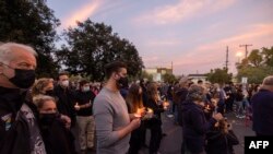 Des gens assistent à une veillée aux chandelles pour rendre hommage à la directrice de la photographie Halyna Hutchins, qui a été accidentellement tuée par un pistolet à hélice tiré par l'acteur Alec Baldwin à Burbank, Californie, Etats-Unis, le 24 octobr