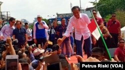 Joko Widodo menyapa masyarakat yang tergabung dalam Forum Alumni Jawa Timur 01, di Surabaya (foto Petrus Riski-VOA)