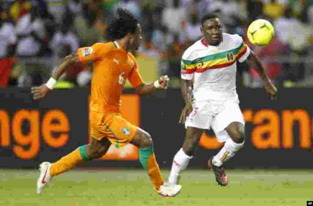 Mali's Adama Tamboura (R) plays against Ivory Coast's Jean-Jacques Gosso during their African Nations Cup semi-final soccer match at the Stade De L'Amitie Stadium in Gabon's capital Libreville February 8, 2012.