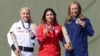 La chilena Francisca Crovetto, en el medio, posa con su medalla junto a las británicas Amber Jo Rutter, ganadora de la presea de plata, a la izquierda, Amber Jo Rutter, en el centro de tiro deportivo de Chateauroux, en los Juegos Olímpicos de París.