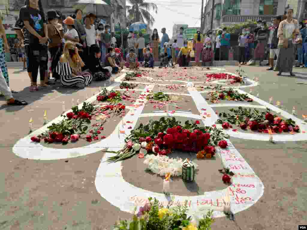 ရန်ကုန် ဆန္ဒပြပွဲအတွင်း သေနတ်ထိမှန်သေဆုံးသူများကို ၎င်းတို့ ကျဆုံးခဲ့ရာနေရာများမှာ ပန်းစည်း ပန်းခြင်းများနဲ့ အောက်မေ့ဂုဏ်ပြုခဲ့ကြတဲ့ မြင်ကွင်း။ (မတ် ၀၁၊ ၂၀၂၁) 