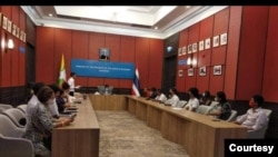 ထိုင်းရောက်မြန်မာတွေ မဲပေးနိုင်ရေး ဘန်ကောက်မြို့မှာ မြန်မာလူမှုအဖွဲ့အစည်းတွေကို မြန်မာသံအမတ်ကြီးရဲ့ တွေ့ဆုံရှင်းလင်းပွဲ။ (စက်တင်ဘာ ၂၆၊ ၂၀၂၀။ ဓာတ်ပုံ - ထိုင်းနိုင်ငံဆိုင်ရာ မြန်မာသံရုံး)