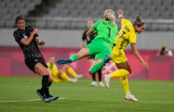 Penjaga gawang Selandia Baru Erin Nayler (tengah), mencegat bola dalam pertandingan sepak bola perempuan melawan Australia di Olimpiade Musim Panas 2020 di Tokyo, Rabu, 21 Juli 2021. (Foto AP/Ricardo Mazalan)