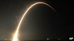 Un cohete Falcon 9 SpaceX despega de la plataforma de lanzamiento 40 del Complejo de la Fuerza Aérea en Cabo Cañaveral, Florida, 7-8-18. 