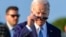 El presidente estadounidense Joe Biden se pone las gafas de sol durante un evento de la cumbre del G7 en Borgo Egnazia, Italia, el jueves 13 de junio de 2024. La Casa Blanca se alista para otorgarles nuevos beneficios a los "soñadores" a fin de protegerlos de la deportación.