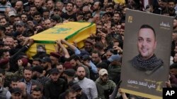 تشییع جنازه علی احمد حسین، فرمانده حزب‌الله که در حمله هوایی اسرائیل کشته شد (۱۹ فروردین ۱۴۰۳)