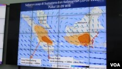 Tampilan layar lebar sebaran asap di Sumatera dan Kalimantan di kantor BNPB, Minggu, 11 Oktober 2015. (VOA/Andylala)