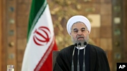 2016年1月17日伊朗总统哈桑·鲁哈尼在德黑兰新闻发布会上就美国对其弹道导弹计划新的制裁发表讲话。
