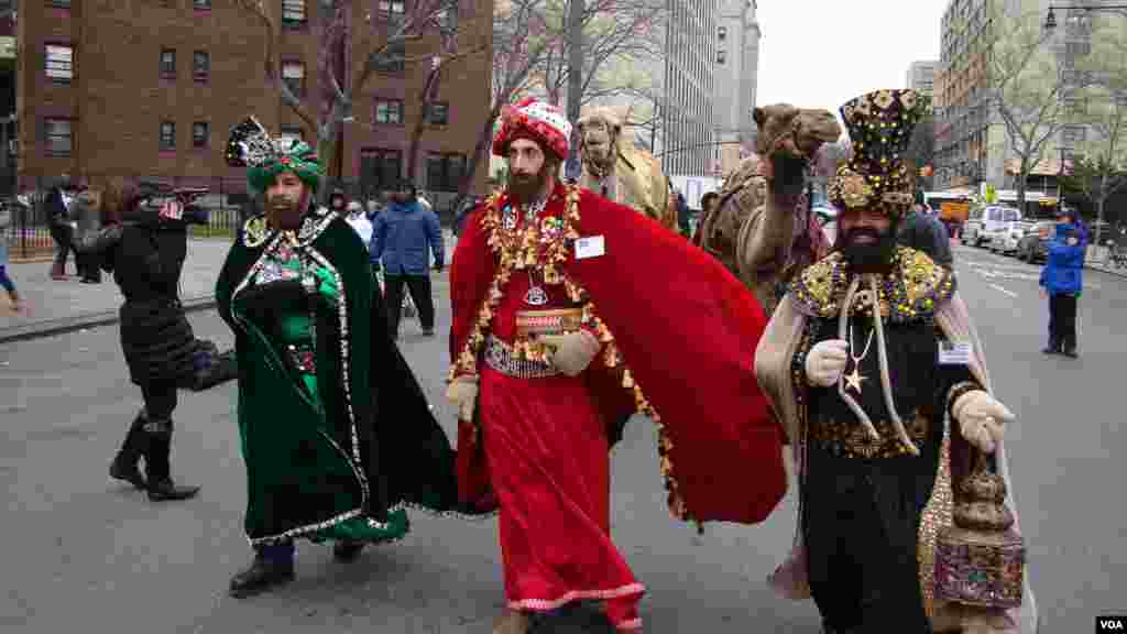 三國王騎駱駝來