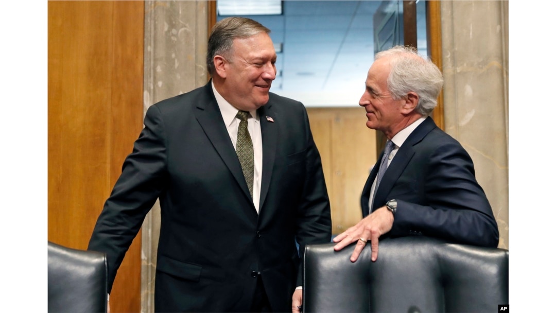 El secretario de estado designado, Mike Pompeo, actual director de la CIA, conversa con el presidente de la Comisión de Relaciones Exteriores del Senado, Bob Corker, durante un descanso en la audiencia de confirmación del primero. Abril 12 de 2018.