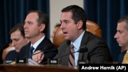 Devin Nunes, petinggi Republik pada Komite Intelijen DPR selama dengar pendapat publik tentang upaya Presiden Donald Trump untuk mengambil keuntungan dalam pemberian bantuan bagi Ukraina.(Foto: AP/J. Scott Applewhite)