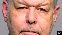 Esta foto no fechada provista por la Cárcel del Condado de Milwaukee muestra a Clifton Blackwell, acusado de arrojarle ácido en el rosto a un hispano.