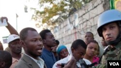 Yon sòlda MINUSTAH (adwat) kap bay sekirite nan yon biwo vòt nan Pòtoprens, Ayiti. 20 mas 2011.(Foto: AP//Ramon Espinosa)