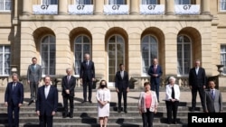 재닛 옐런(앞에서 둘째줄 흰 상의·검은 하의) 미 재무장관 등 주요7개국(G7) 재무장관과 관계자들이 지난해 6월 영국에서 회동하고 있다. (자료사진)