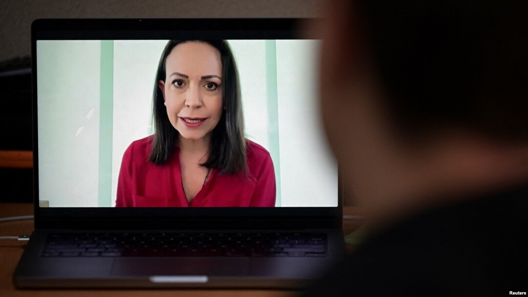 La dirigente opositora María Corina Machado puede verse en una computadora portátil durante una entrevista con la prensa en Caracas, el 5 de septiembre de 2024.