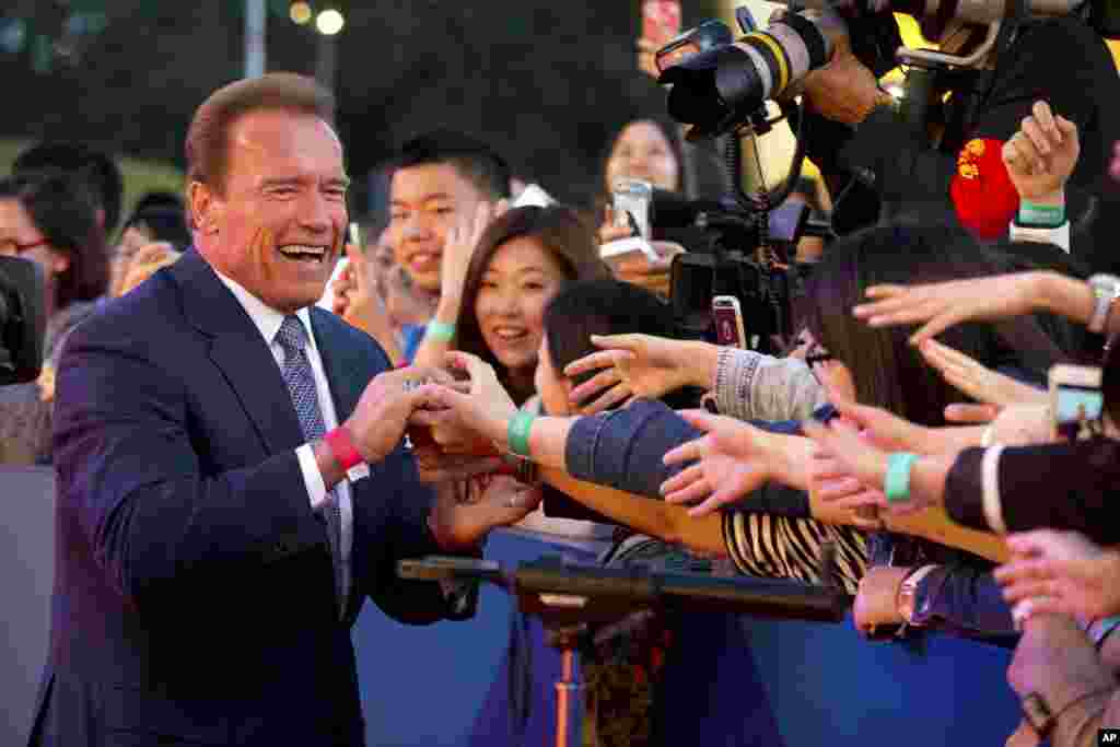 施瓦辛格参加第五届北京国际电影节开幕式，和影迷握手（2015年4月16日） &nbsp;