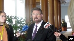 Australian independent Sen. Derryn Hinch holds a press conference in Parliament House in Canberra, Australia Tuesday, May 30, 2017. Hinch welcomes government support for legislation that he helped draft which would ban convicted pedophiles from traveling overseas in what the government says is a world-first move to protect vulnerable children in Southeast Asia from exploitation.