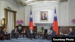 台灣總統蔡英文2019年10月16日會晤到訪的美國在台協會主席莫健（台灣總統府提供）