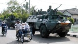 Tentara Indonesia berpatroli di Lhokseumawe, Aceh, saat penerapan Daerah Operasi Militer masih berlaku di sana (Foto: dok).