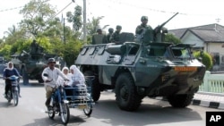 FILE - Indonesian soldiers patrol the streets of Lhokseumawe, Jun. 24, 2003, in the restive province of Aceh, Indonesia. 