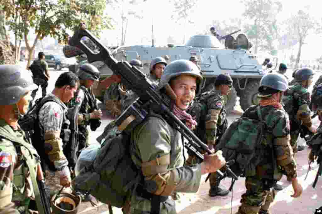 Cambodian soldiers carry their weapons near Preah Vihear temple along the border with Thailand, February 6, 2011 