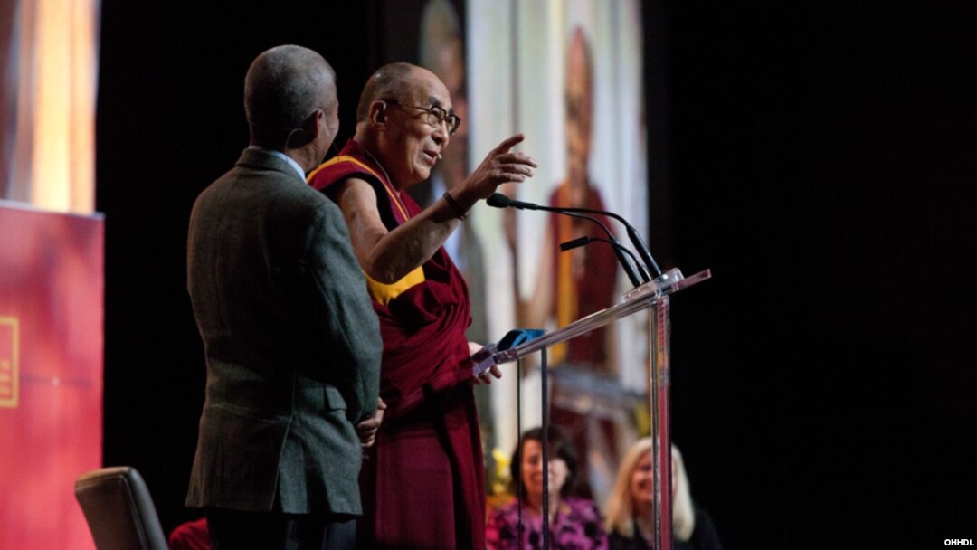 Dalai Lama berbicara dalam forum pendidikan di Vancouver, Kanada (21/10).